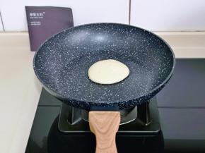 将不粘平底锅小火加热30秒，盛入蛋糕糊，堆圆形，小火煎至2分钟。(全程小火)