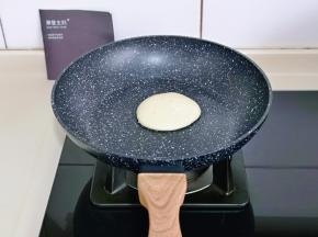 将不粘平底锅小火加热30秒，盛入蛋糕糊，堆圆形，小火煎至2分钟。(全程小火)