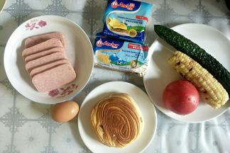 准备食材，午餐肉切片，黄瓜西红柿洗净待用。