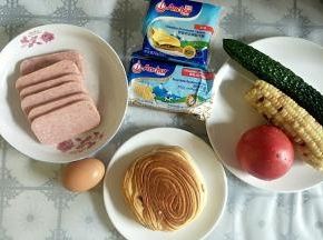 准备食材，午餐肉切片，黄瓜西红柿洗净待用。