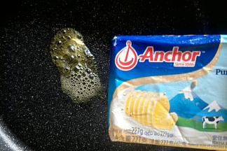平底锅开小火，放入黄油融化