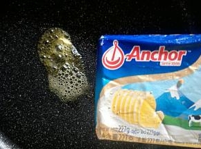 平底锅开小火，放入黄油融化