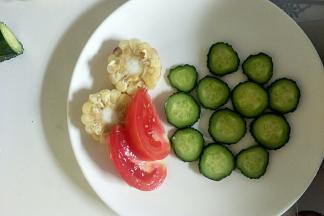 黄瓜、玉米、西红柿切片摆入盘中