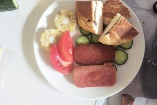 把煎好的午餐肉和面包摆入盘中。