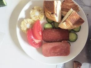 把煎好的午餐肉和面包摆入盘中。