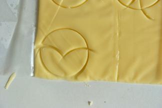 芝士片，切出和蛋黄大小差不多的圆形后切出如图形状。