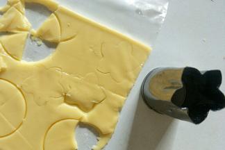 用花形模具刻出花形