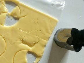 用花形模具刻出花形
