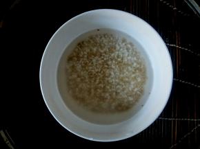 藜麦和糯米淘洗干净加清水上锅蒸熟。