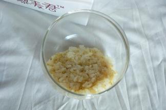 蒸熟的藜麦饭放凉。