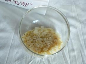 蒸熟的藜麦饭放凉。