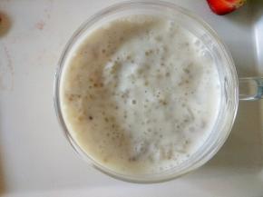 酸奶加放凉的藜麦饭搅拌均匀倒入杯中。(留出30克藜麦饭做藜麦饭团，其余和酸奶搅拌均匀即可)