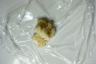 留出的30克藜麦饭放在保鲜膜上。