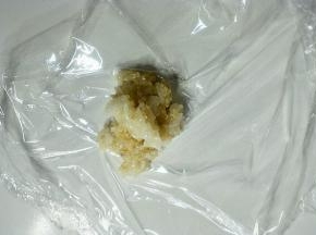 留出的30克藜麦饭放在保鲜膜上。