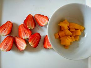 把草莓对半切开，芒果切丁。