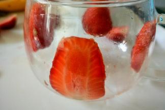 把草莓贴在早餐杯上