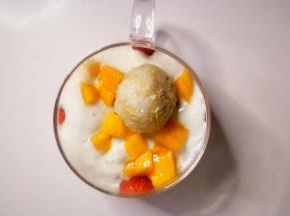 把芒果丁和藜麦饭团摆在酸奶上