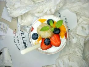 放入草莓块、蓝莓、薄荷叶做装饰即可