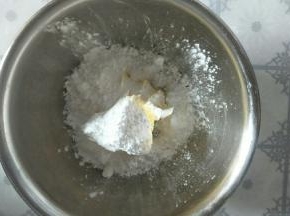 黄油中加入糖粉、盐