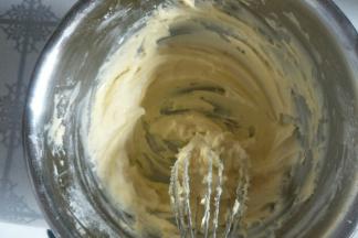 搅拌至黄油体积膨胀颜色微微发白的状态。