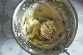 加入蛋清搅拌均匀