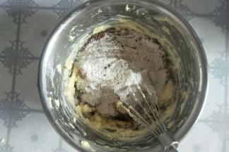 过筛加入低筋面粉、可可粉