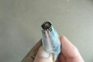 准备多齿裱花嘴装入裱花袋。