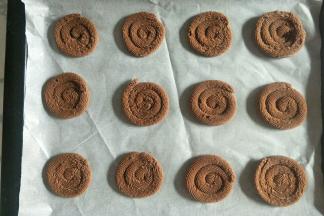 烤盘铺一层油纸，在油纸上挤出螺旋形状，每个之间留出一定的距离。