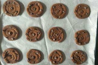 把巧克力豆撒在曲奇上即可