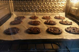 放入提前预热好的烤箱中层，上下火170度约烤12分钟左右。