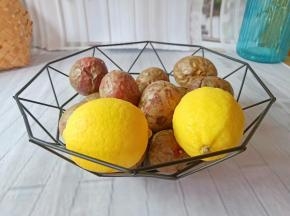 准备柠檬、百香果【别看百香果表皮皱皱的，口感确不错】