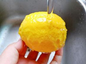 用盐或者是食用碱，将柠檬的表皮清洗干净。
