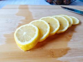 将柠檬切成片，切柠檬的时候记得把籽挑掉。

