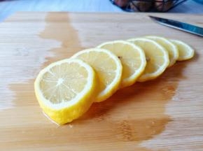 将柠檬切成片，切柠檬的时候记得把籽挑掉。

