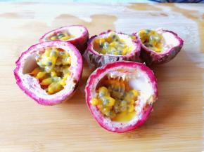 百香果清洗表皮，晾干水份，对半切开。