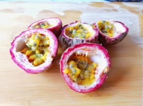 百香果清洗表皮，晾干水份，对半切开。