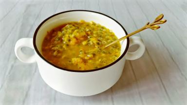 用勺子把百香果果肉挖出来。