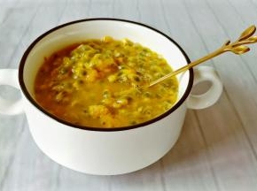 用勺子把百香果果肉挖出来。