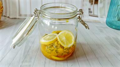 准备一个干净的密封罐，要先放一层冰糖，一层柠檬再放蜂蜜，再放百香果，以此类推的去放。