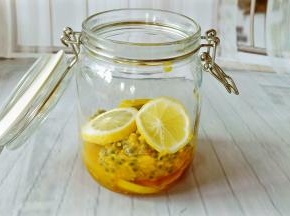 准备一个干净的密封罐，要先放一层冰糖，一层柠檬再放蜂蜜，再放百香果，以此类推的去放。