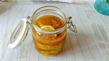 要用蜂蜜盖过柠檬。