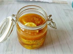 要用蜂蜜盖过柠檬。