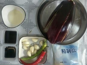 准备食材，茄子洗净。