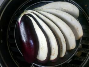 把茄子切薄片，上锅蒸熟。约蒸20分钟左右。