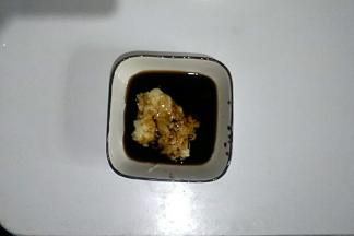 蒜泥中加入盐、生抽、醋搅拌均匀。