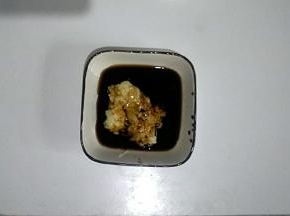 蒜泥中加入盐、生抽、醋搅拌均匀。