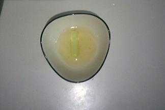 玉米油放入锅中加热放入葱段炸香。