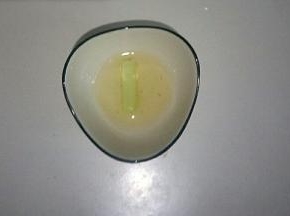 玉米油放入锅中加热放入葱段炸香。