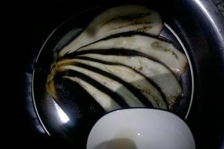 蒸熟的茄子倒入玉米油