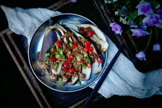 放入调好的蒜泥汁、青红小辣椒做装饰即可